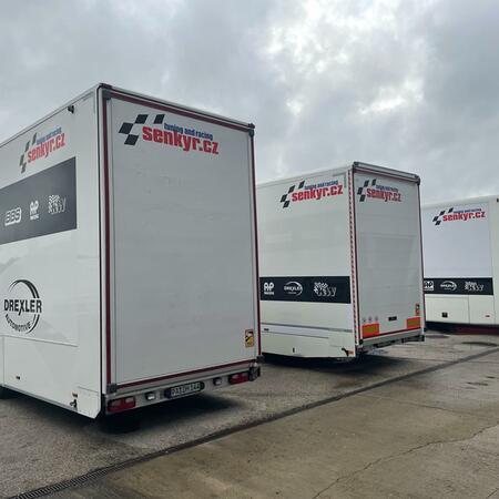Tři týmové race trucky jsou již zaparkované v Portimau a čekají...