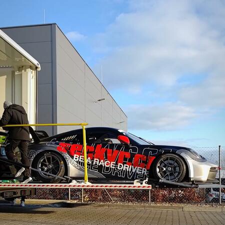 Hotovo…naše nová 992 GT3 Cup už má nový look 👀 a je připravena...